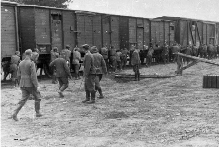 01 Советские военнопленные за работой по разгрузке железнодорожного состава