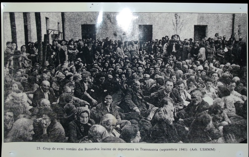 1941 sept Группа евреев из Бессарабии перед депортацией в Транснистрию