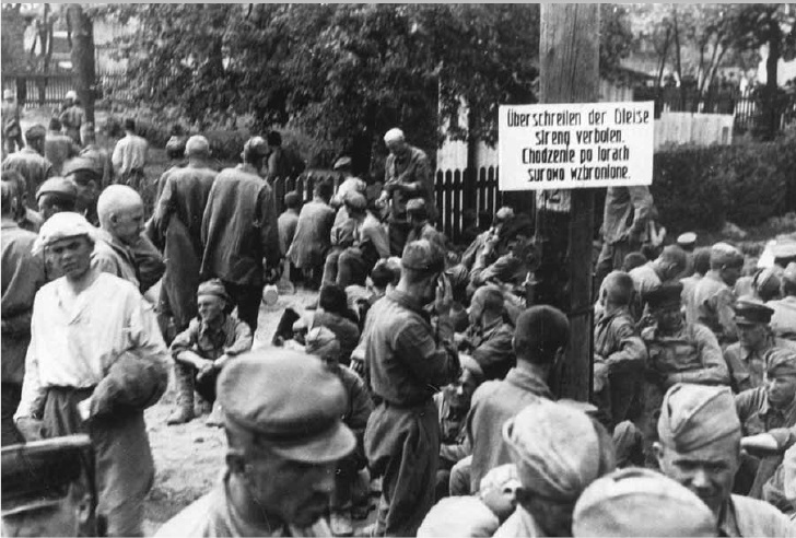 Взятые в плен советские солдаты. Июнь 1941