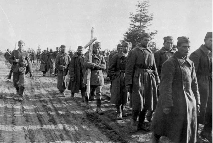 Группа советских военнопленных в районе Вязьмы. Смоленская обл., октябрь 1941