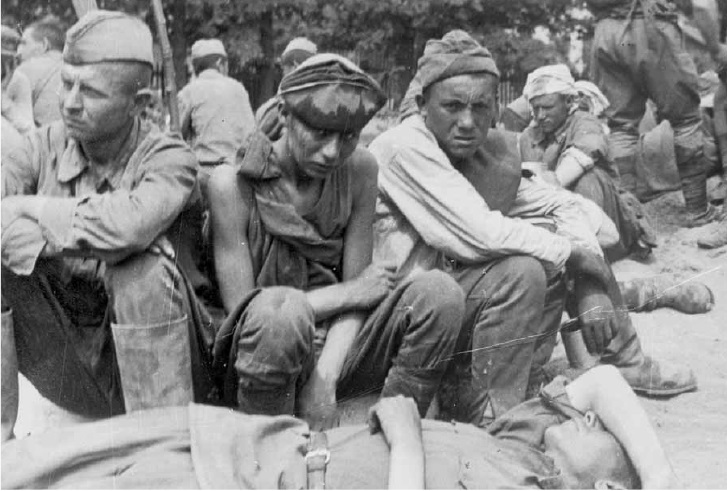 Группа советских военнопленных. Восточный фронт, июнь 1941