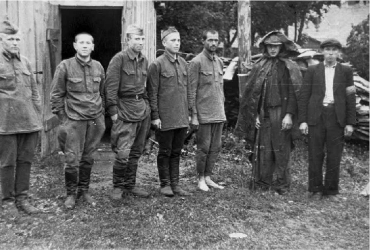 Группа советских военнопленных. Восточный фронт, июль 1941
