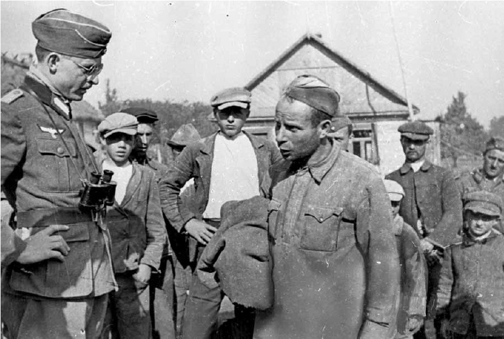 Немецкий офицер допрашивает советского солдата. Украина, июнь 1941