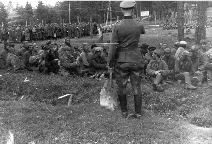 Советские военнопленные в лагере. Восточный фронт, август 1941